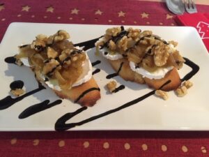canapes-de-rulo-de-cabra-con-cebolla-caramelizada