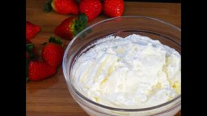 la-crema-lleva-crema-de-leche-y-azucar-glass