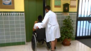 no-cabe-la-silla-de-ruedas-en-el-ascensor